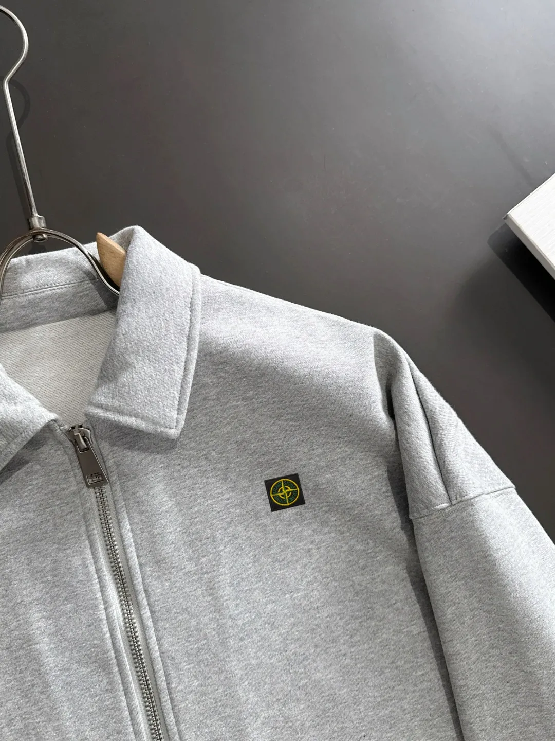 Next day shipment P460 Stone lsland/Stone Island Exclusively launches the new 25ss autumn and winter lapel zipper jacket. Many stars have the same style. The craftsmanship cannot be copied by ordinary small workshops. We are not afraid of any challenges in terms of materials, detail restoration and craftsmanship, just to provide everyone with wonderful products. Compare the top original versions at will. No expense is spared just to do better. Unique imported fabric feel. Purely imported German machine production. Precision operation and 10,000-needle density. A full set of new accessories and three standards are fully customized simultaneously. The upper body is versatile and fashionable. The perfect choice for autumn and winter. A must-have item. Size chart: S to XXL (or please state your height and weight when placing an order)